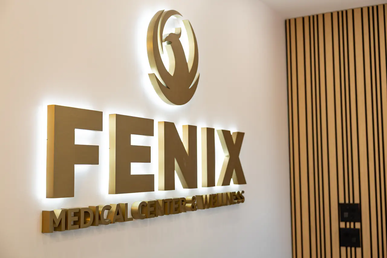 Fachada exterior y rótulo de Fenix Medical Center en Duluth, Georgia